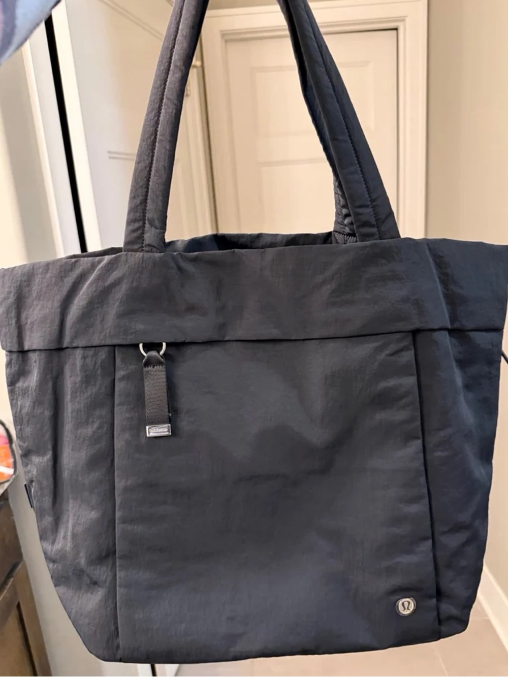 Lululemon On My Level Carryall Tote Bag 27.5L in Black - Picture 2 of 8